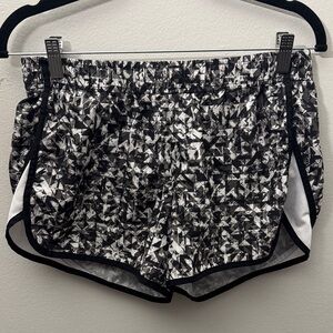 Black & white Geometric active shorts